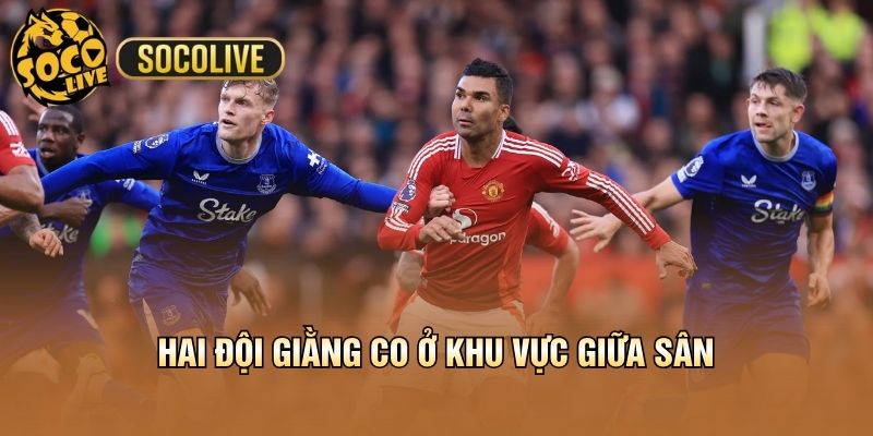Hai đội giằng co ở khu vực giữa sân